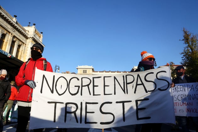 Da oggi in Friuli zona gialla e super green pass. "Colpa di portuali e No Vax" Da oggi in Friuli zona gialla e super green pass. "Colpa di portuali e No Vax"