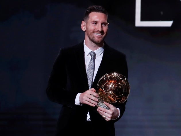 Lionel Messi, en dépit de débuts difficiles au Paris Saint-Germain, fait figure de favori pour le Ballon d