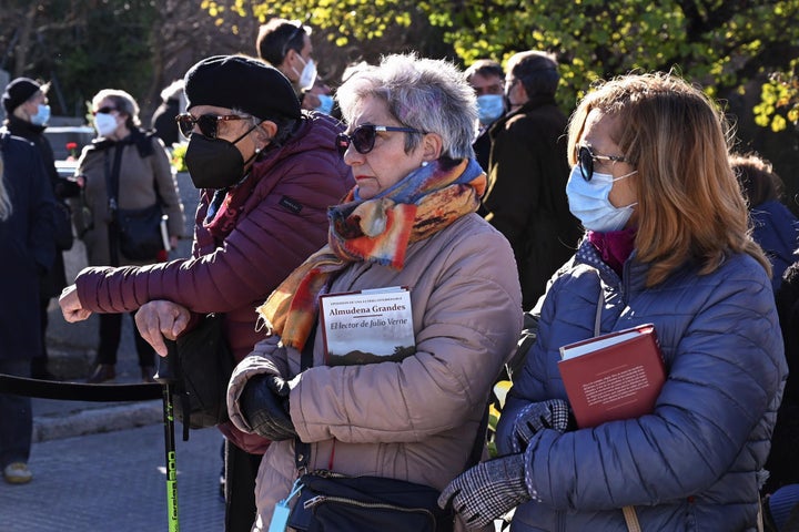 Tres mujeres se despiden de Almudena Grandes portando sus libros.