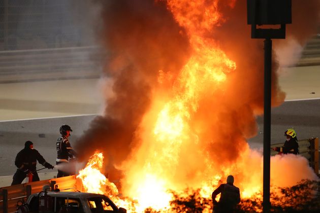 La voiture de Romain Grosjean en flammes après son grave accident lors du Grand prix de Formule...