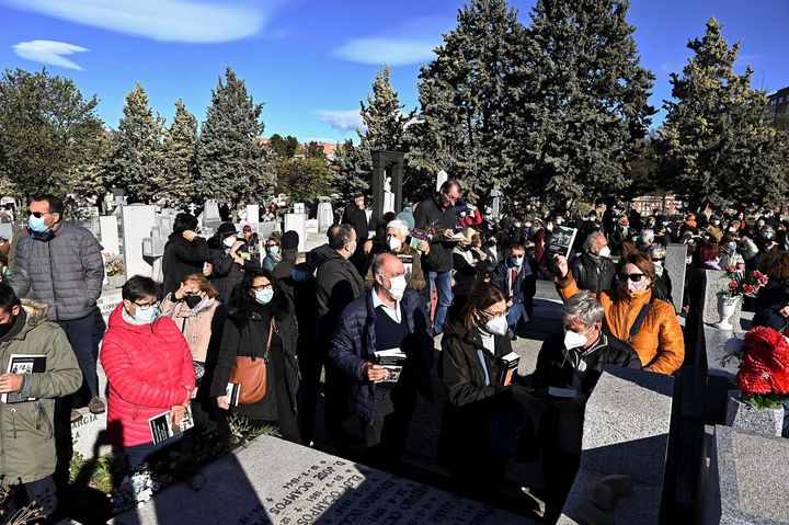 Cientos de personas, en el cementerio civil de Madrid