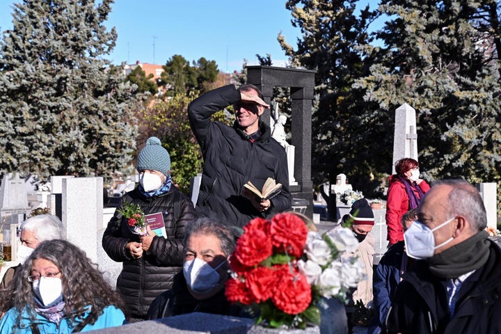 Varias personas acuden con sus libros para despedirse de Almudena Grandes