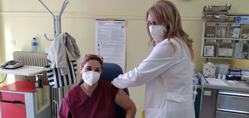 Η πνευμονολόγος Θεώνη Γεωργοπούλου , στην επαρχιακή πόλη της Αμαλιάδας στη Δυτική Πελοπόννησο. Εδώ λαμβάνει την τρίτη δόση του εμβολίου COVID-19.