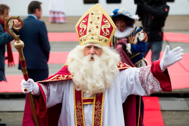 Sinterklaas (San Nicolás), seguido de su ayudante, llegando al puerto de Amberes (Bélgica)...