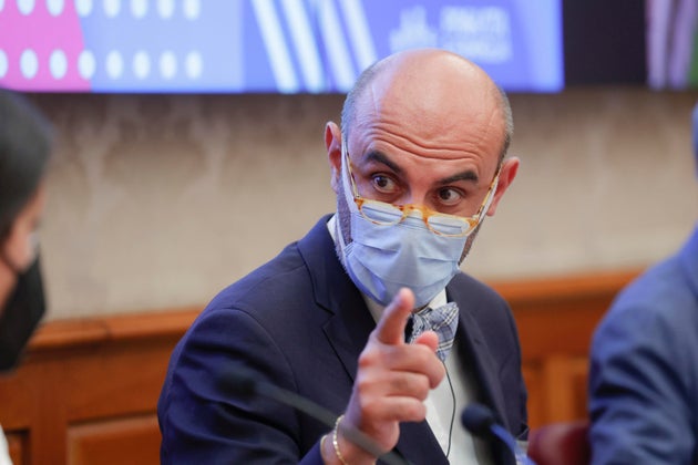 "Norme contro il turismo riproduttivo". Nel mondo del legislatore Pillon "Norme contro il turismo riproduttivo". Nel mondo del legislatore Pillon
