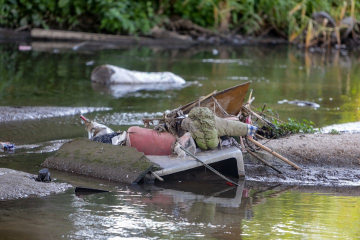 Basura acumulada en el río de Guadarrama, en Arroyomolinos (Madrid).