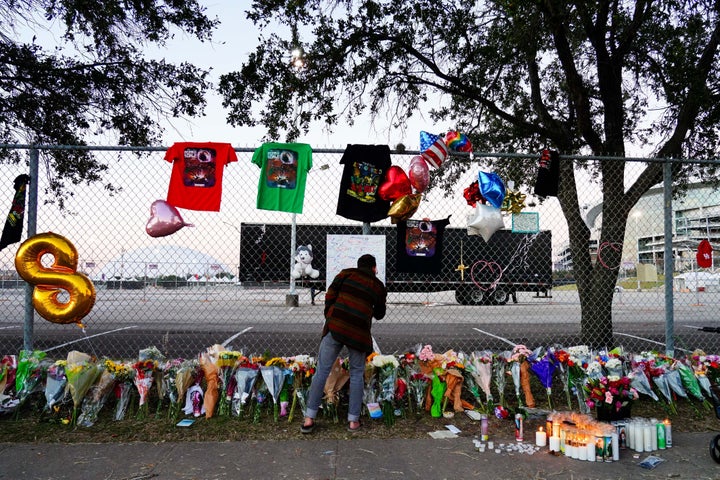 Más familias de víctimas de Astroworld rechazan la oferta de gastos funerarios de Travis Scott 2 Un visitante escribe una nota en un monumento fuera del festival Astroworld cancelado en NRG Park en Houston, Texas.