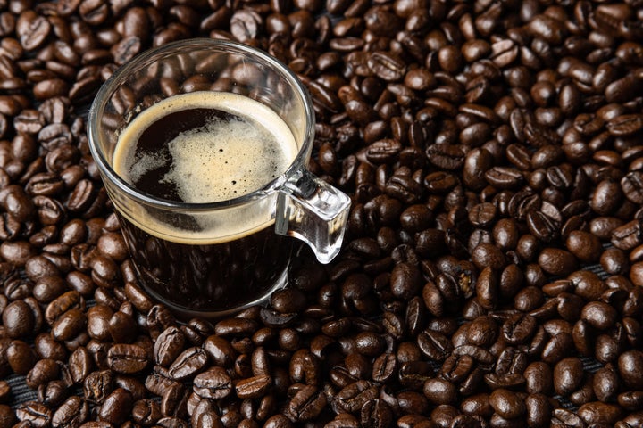 El Dr. Oz tiene una larga trayectoria en la promoción de tratamientos de curanderos 6 Los investigadores se retractaron de un estudio que afirmaba mostrar que el extracto de grano de café verde podría ayudar a los usuarios a perder peso sin dieta ni ejercicio.