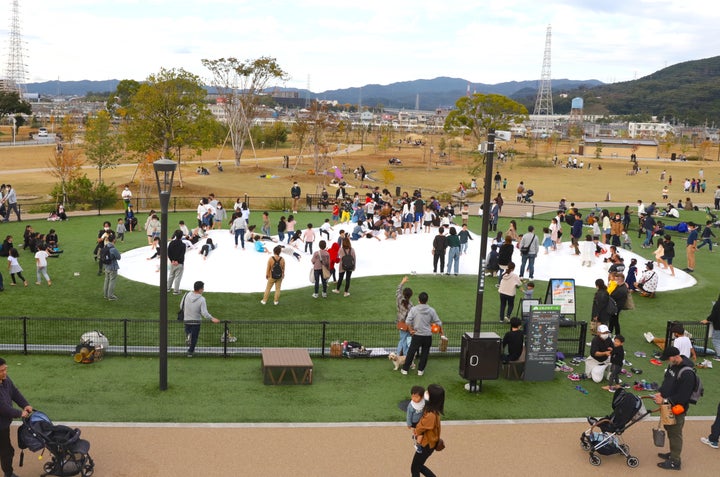 公園内唯一の屋外遊具「ふわふわドーム」。子どもたちが跳ねたり寝そべったりして楽しむ。