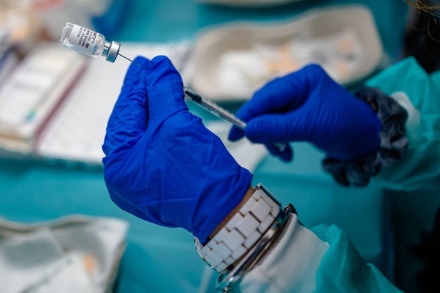 si presenta con un braccio in silicone