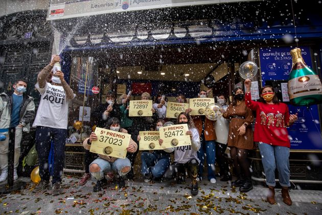 Agraciados del sorteo de 2020 frente a la icónica administración de Doña Manolita, en la Puerta de