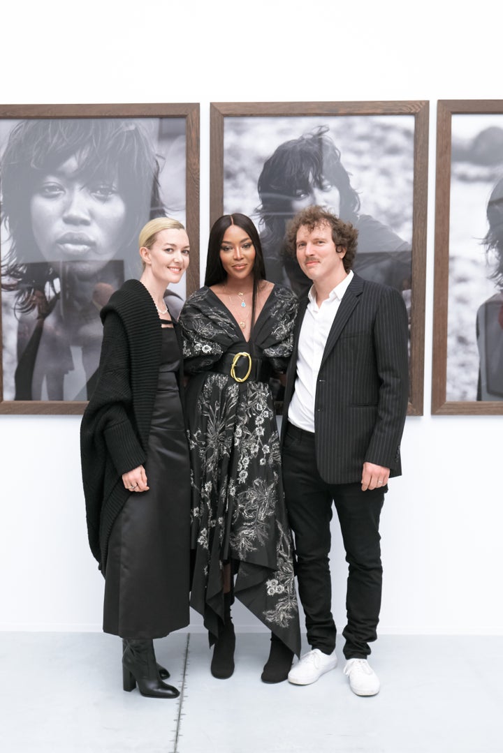 Marta Ortega junto a Naomi Campbell y Benjamin Lindbergh en la inauguración de la exposición.