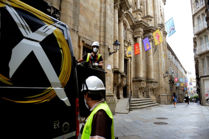 Operarios de Ximénez Group instalando las luces en Ourense en el mes de agosto.