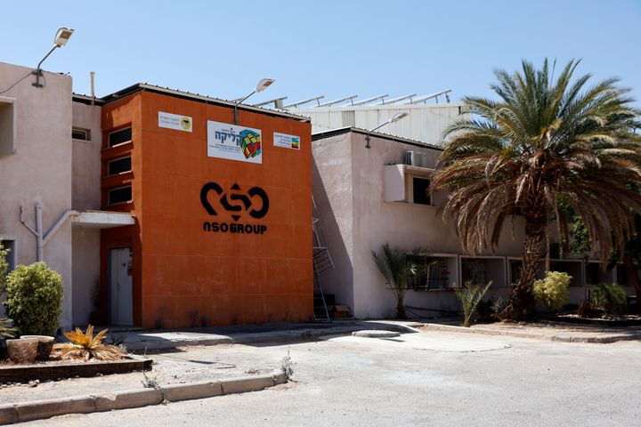 Το λογότυπο της ισραηλινής εταιρείας υψηλής τεχνολογίας NSO Group μπροστά σε συγκρότημα γραφείων της στην έρημο Αράβα, στο Ισραήλ, 22 Ιουλιου 2021. REUTERS/Amir Cohen