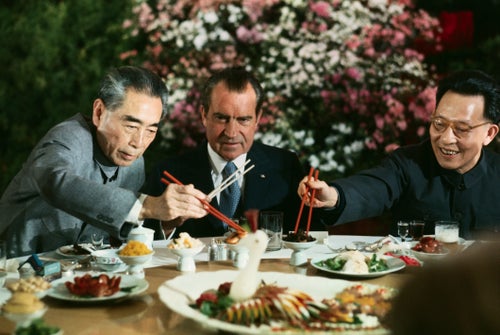 ニクソン絶対困ってる」箸を持つアメリカ大統領の写真。実は「中華料理 ニクソン絶対困ってる」箸を持つアメリカ大統領の写真。実は「中華料理
