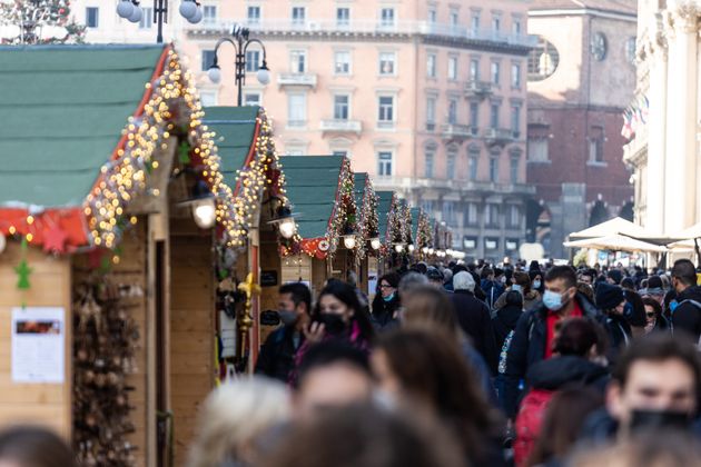 02/12/2021 Milano, Shopping ai mercatini di Natale in piazza