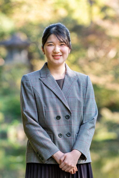 皇室、皇太子殿下・雅子さまの長女愛子さま宮内庁病院退院時の写真 2001年12月、皇太子さま（当時）に付き添われ、宮内庁病院