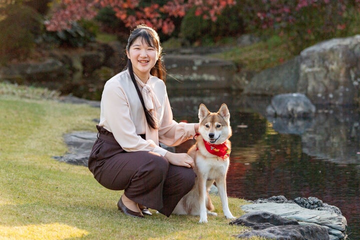 愛子さま、19歳の誕生日を祝う写真（宮内庁提供）