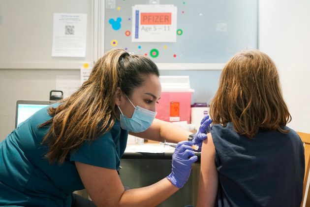 Une petite fille de 7 ans reçoit une dose du vaccin Pfizer le 9 novembre 2021 à Seattle,...