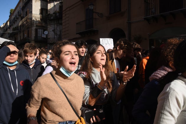Tamponi gratis per gli studenti. Ma solo quelli con la prima dose fatta Tamponi gratis per gli studenti. Ma solo quelli con la prima dose fatta