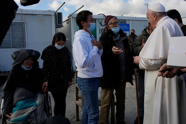 Le pape François s'entretient avec des migrants lors de sa visite dimanche.  Il a fustigé ce qu'il a appelé l'indifférence et l'intérêt personnel manifesté par l'Europe 