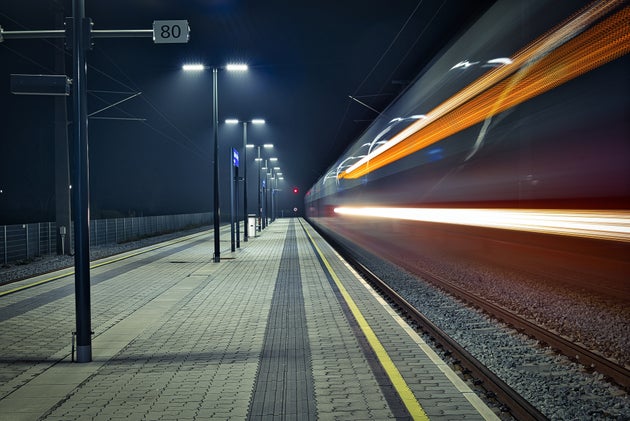 Due violenze sessuali su treno e in stazione nel Varesotto: due fermi Due violenze sessuali su treno e in stazione nel Varesotto: due fermi