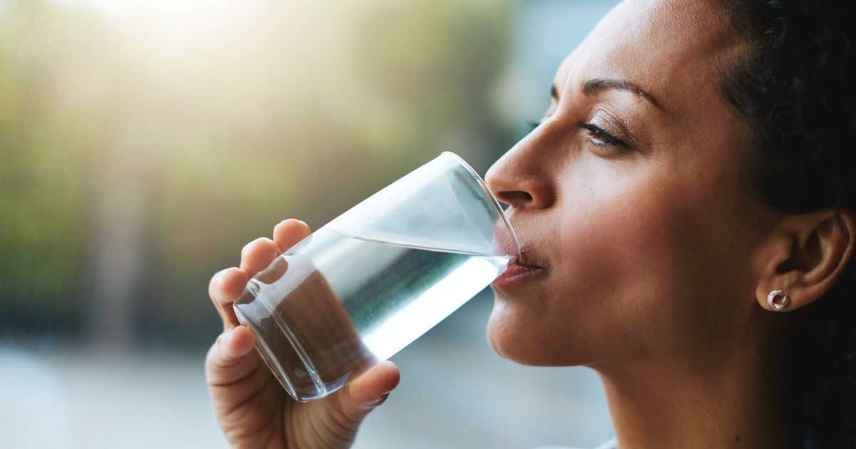 Life is a drink. Пить воду. Стакан воды. Девушка со стаканом воды. Женщина пьет воду.