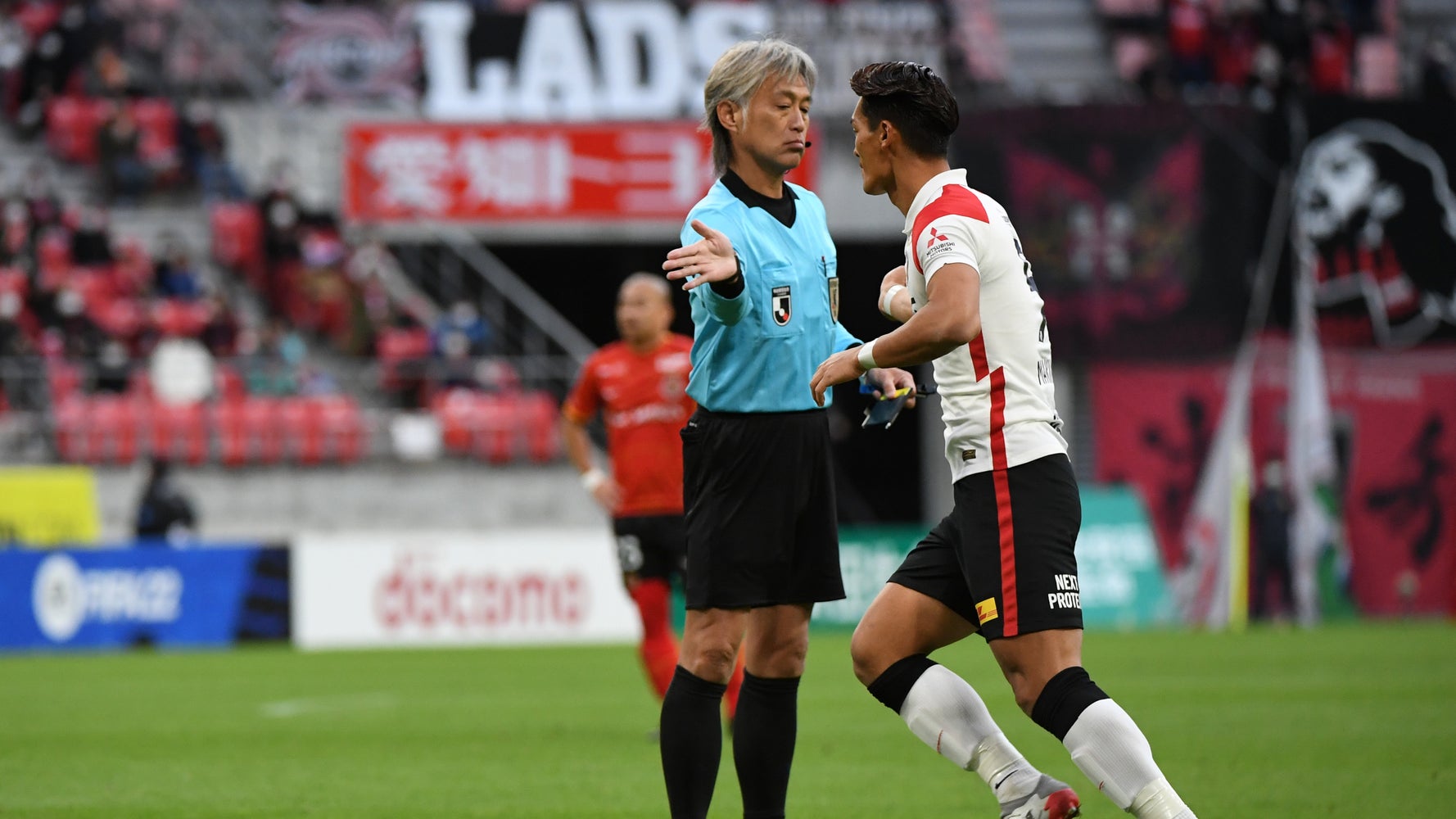 ピッチ全体を感動に包んだ 幻 のイエローカード 槙野智章選手が村上伸次レフェリーにとった行動に感動の声 動画 ハフポスト News ピッチ全体を感動に包んだ 幻 のイエローカード 槙野智章選手が村上伸次レフェリーにとった行動に感動の声 動画 ハフポスト News