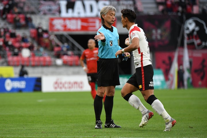 ピッチ全体を感動に包んだ 幻 のイエローカード 槙野智章選手が村上伸次レフェリーにとった行動に感動の声 動画 ハフポスト News ピッチ全体を感動に包んだ 幻 のイエローカード 槙野智章選手が村上伸次レフェリーにとった行動に感動の声 動画 ハフポスト News