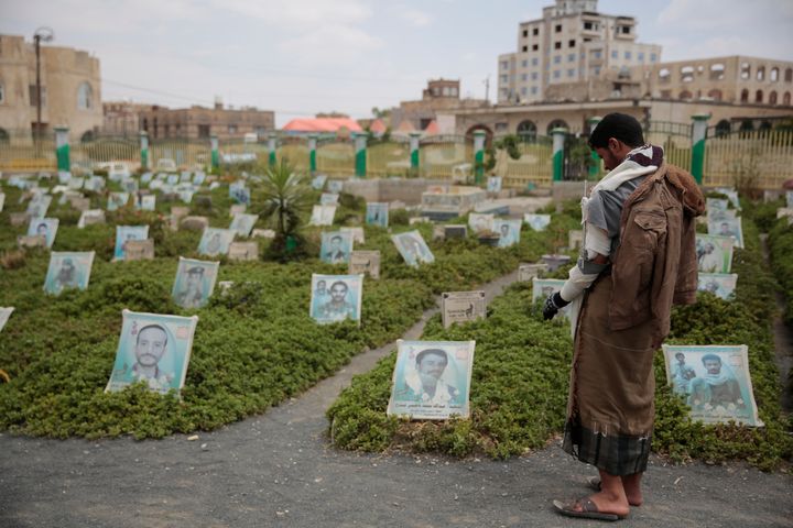 Υεμένη - Μά’ριμπ 2021 - Ένας υποστηρικτής του Χούθι σε νεκροταφείο. Τα θύματα της εμφύλιας σύραξης Εκατοντάδες τα θύματα από τις συγκρούσεις στη συγκεκριμένη περιοχή΄.