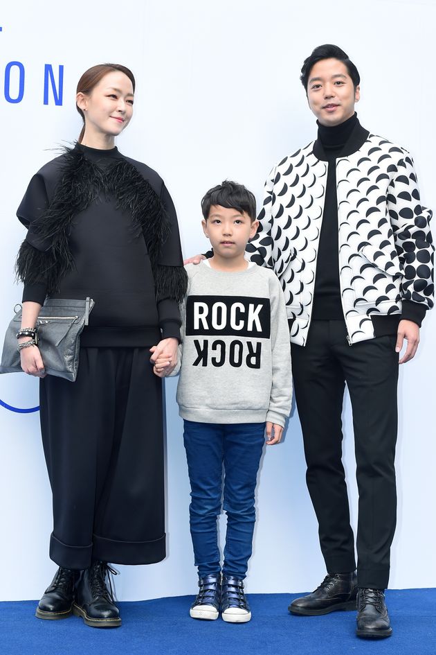2015년 한 패션쇼 행사에 참여한 김윤아-김형규 부부와 아들