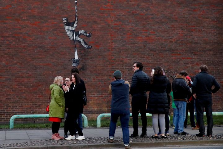 Το mural του Banksy στον εξωτερικό τοίχο των φυλακών του Ρέντινγκ, 1η Μαρτίου 2021. REUTERS/Matthew Childs TPX IMAGES OF THE DAY