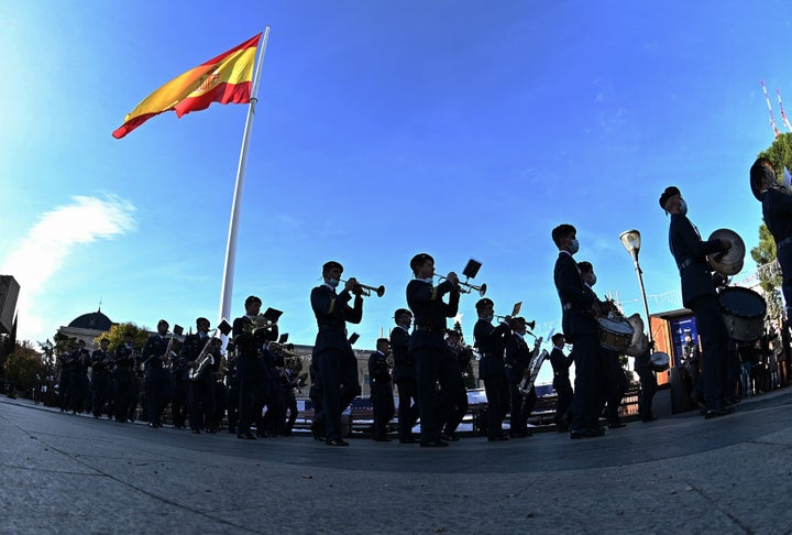 Acto de Izado Solemne de la Bandera de España con motivo del Día de la Constitución, este lunes en la Plaza de Colón de Madrid.