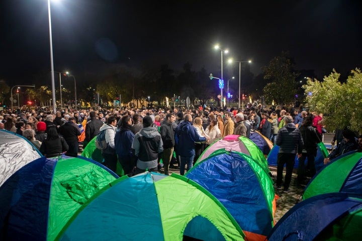 Θεσσαλονίκη 5 Δεκεμβρίου 2021 - Αρνητές του εμβολιασμού έστησαν σκηνές έξω από το Δημαρχείο για να διανυκτερεύσουν.