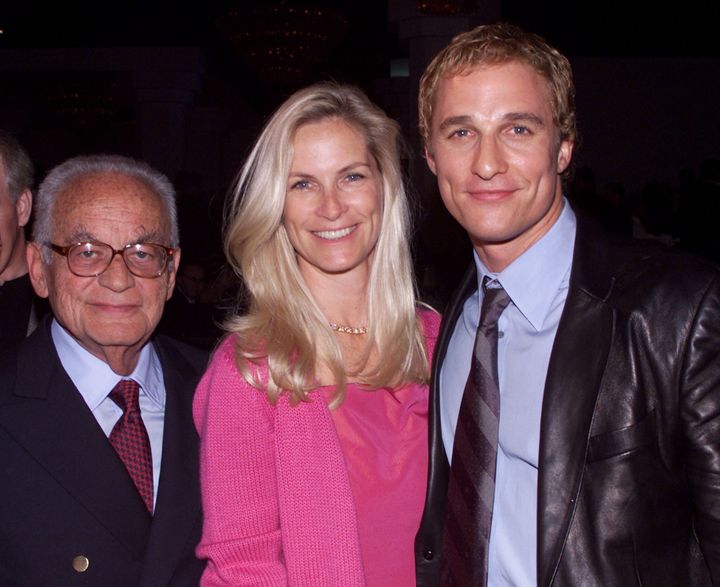 Η Μάρθα Ντε Λαουρέντις με τον σύζυγο της Ντίνο και τον ηθοποιό Μάθιου Μακόναχι στην πρεμιέρα της ταινίας «U-571», τον Απρίλιο του 2000 στος Λος Άντζελες.