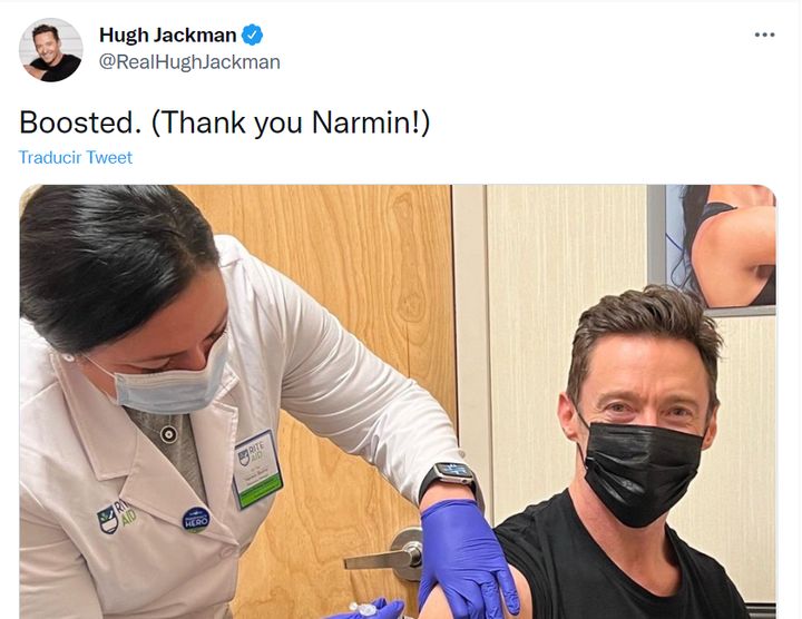El actor Hugh Jackman se vacuna.
