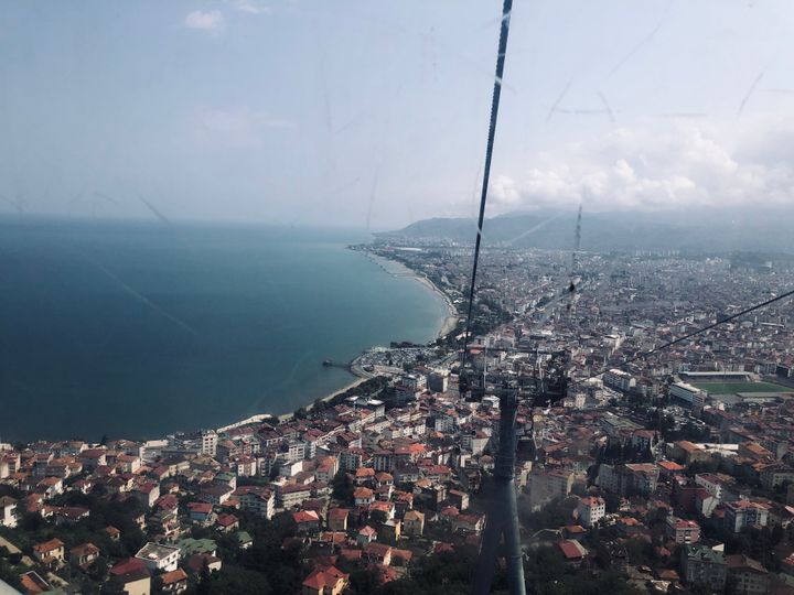 Η πόλη της Κερασούντας στις ακτές της Τουρκίας στη Μαύρη Θάλασσας και σε απόσταση 1.000 χιλιομέτρων από την Κωνσταντινούπολη.