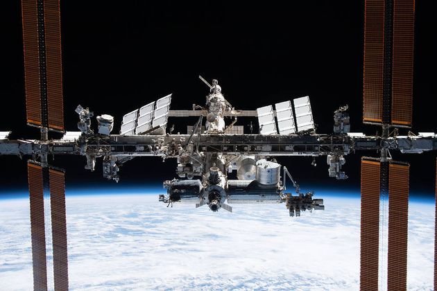 La station spatiale est photographiée depuis la capsule Crew Dragon de