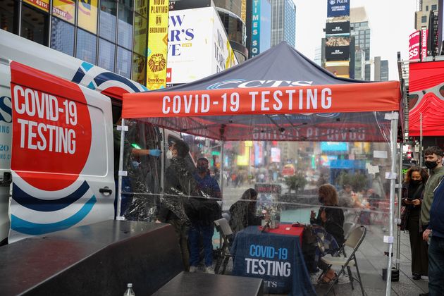 Un punto de tests covid frente a Times Square, en Nueva