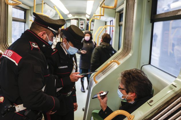 Agentes de los Carabinieri controlan que la población lleve el certificado covid en el transporte público