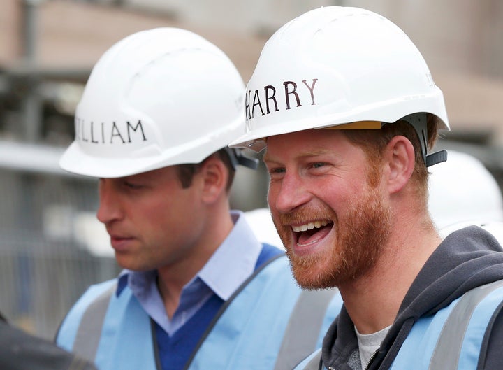El príncipe Harry pinta con una pared su hermano Guillermo durante una visita a Manchester en 2015.