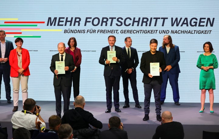 Olaf Scholz preside la foto de familia con sus socios verdes y liberales, este martes, en Berlín, tras firmar el acuerdo final de legislatura.