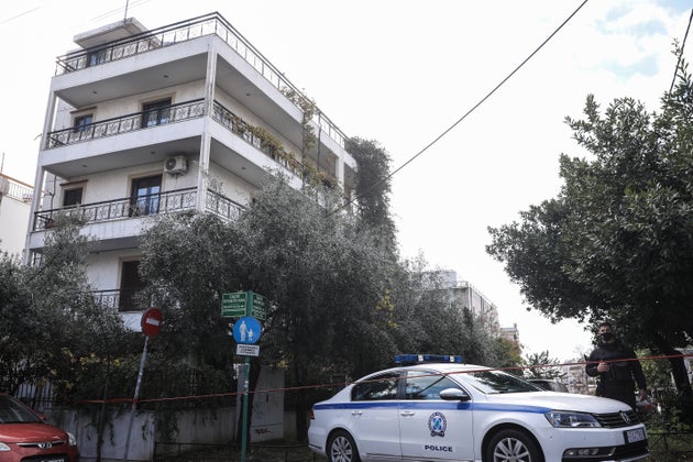 Δύο αδέρφια, μία 29χρονη και ένας 34χρονος που διέμεναν σε διαμέρισμα εντοπίστηκαν από τον τρίτο αδερφό τους νεκρά, σε διαμέρισμα οικογενειακής πολυκατοικίας, επί της οδού Ολυμπίας, στο Νέο Ηράκλειο.