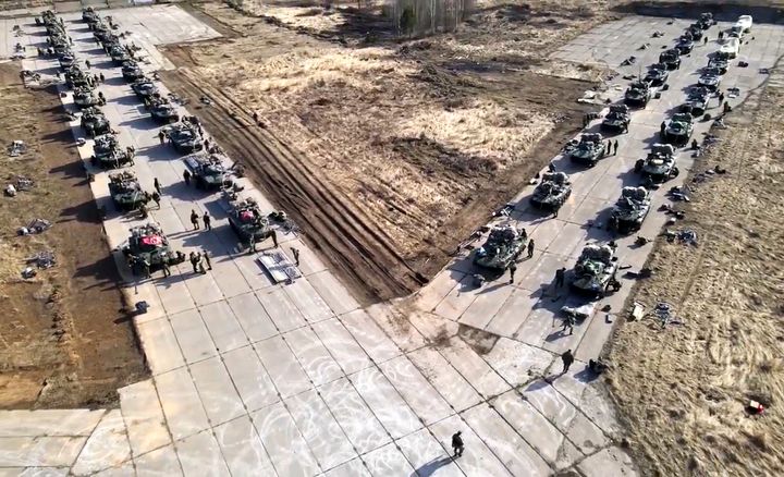 Φωτογραφία που κυκλοφόρησε από την Υπηρεσία Τύπου του Ρωσικού Υπουργείου Άμυνας δείχνει ότι ρωσικά στρατιωτικά οχήματα κινούνται κατά τη διάρκεια ασκήσεων στην Κριμαία στις 22 Απριλίου 2021.