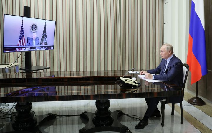 Ο Ρώσος Πρόεδρος Βλαντιμίρ Πούτιν συνομιλεί με τον Πρόεδρο των ΗΠΑ Τζο Μπάιντεν μέσω σύνδεσης βίντεο στο Σότσι της Ρωσίας, 7 Δεκεμβρίου 2021. Sputnik/Mikhail Metzel/Pool μέσω του REUTERS