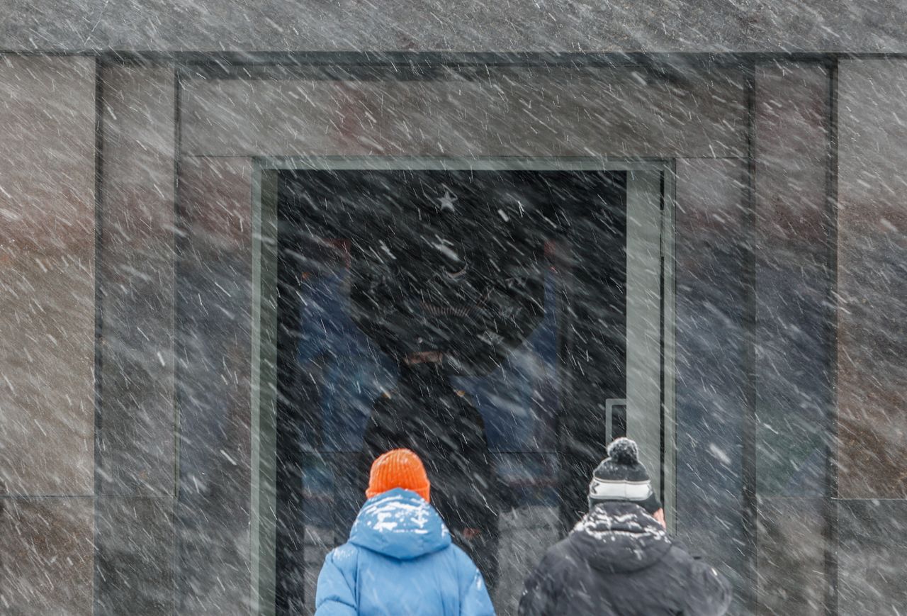 Επισκέπτες εισέρχονται στο Μαυσωλείο του Λένιν κατά την διάρκεια της έντονης χιονόπτωσης.