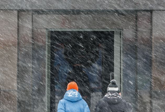 Επισκέπτες εισέρχονται στο Μαυσωλείο του Λένιν κατά την διάρκεια της έντονης χιονόπτωσης.
