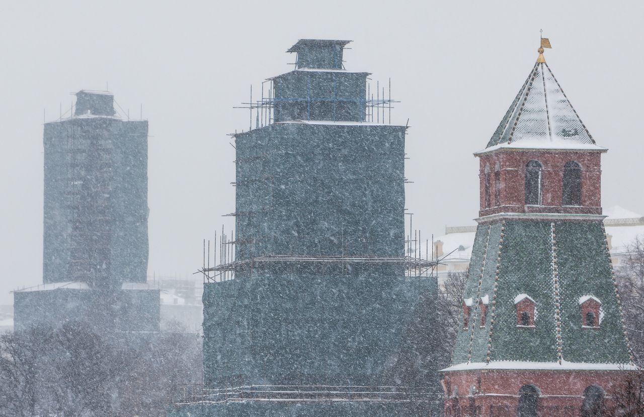 Οι πύργοι του Κρεμλίνου κάτασπροι κατά την διάρκεια έντονης χιονόπτωσης.