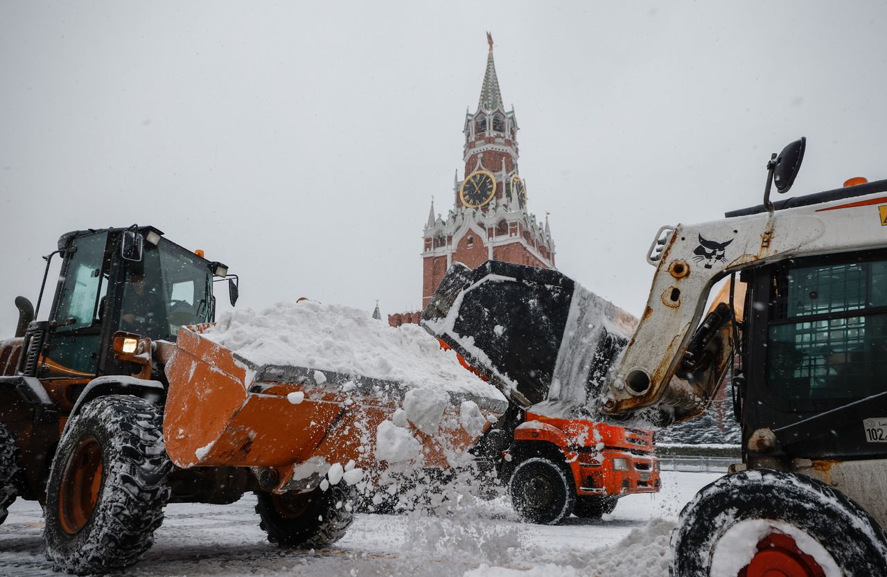Εκχιονιστικά μηχανήματα εργάζονται πυρετωδώς κατά την διάρκεια της έντονης χιονόπτωσης.