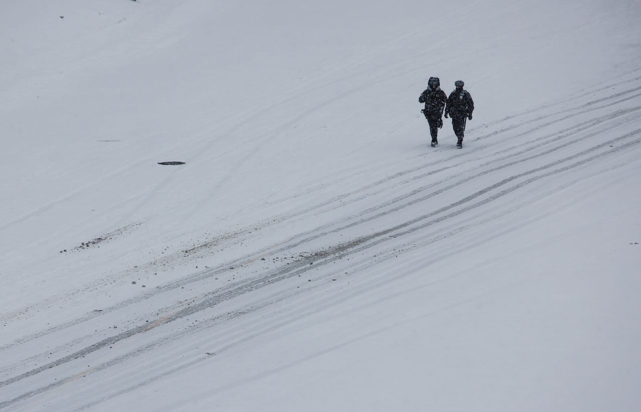 Ρώσοι αστυνομικοί περπατούν στην Κόκκινη Πλατεία κατά την διάρκεια της έντονης χιονόπτωσης.